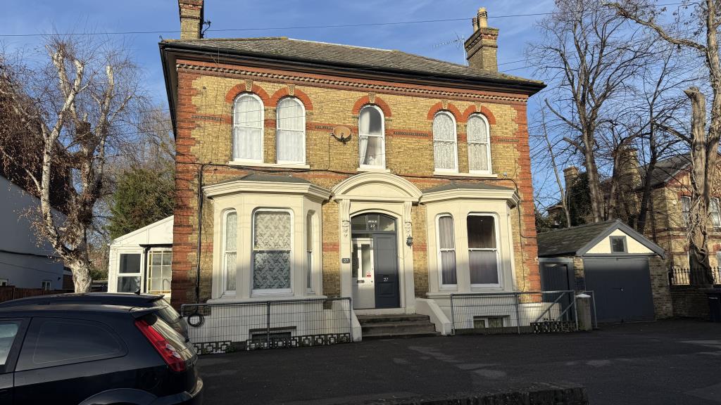 Lot: 26484 - TO BE OFFERED IN OUR 26TH MARCH AUCTION - SUBSTANTIAL DETACHED HMO WITH EXTENSIVE GROUNDS, OUTBUILDINGS AND PARKING FOR INVESTMENT - External image of building from street level angle 1
